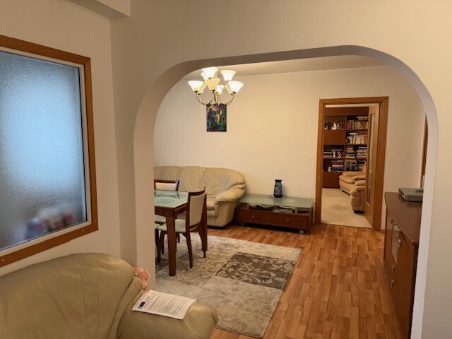 Calea Victoriei colt cu Lipscani, vanzare ap 4 cam in bloc 1980,