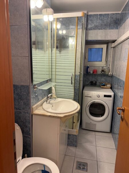 Calea Victoriei colt cu Lipscani, vanzare ap 4 cam in bloc 1980,