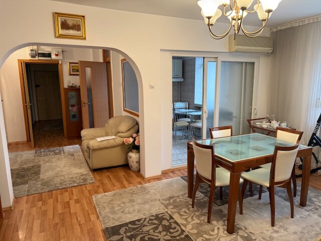 Calea Victoriei colt cu Lipscani, vanzare ap 4 cam in bloc 1980,