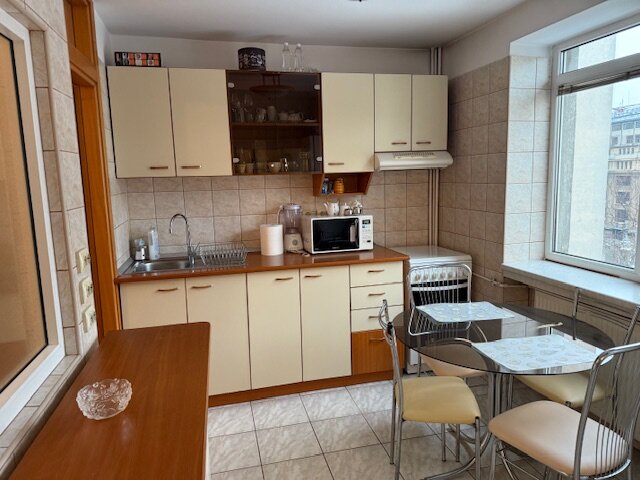 Calea Victoriei colt cu Lipscani, vanzare ap 4 cam in bloc 1980,