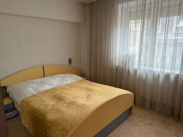 Calea Victoriei colt cu Lipscani, vanzare ap 4 cam in bloc 1980,