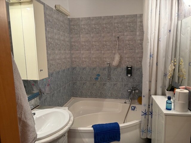 Calea Victoriei colt cu Lipscani, vanzare ap 4 cam in bloc 1980,